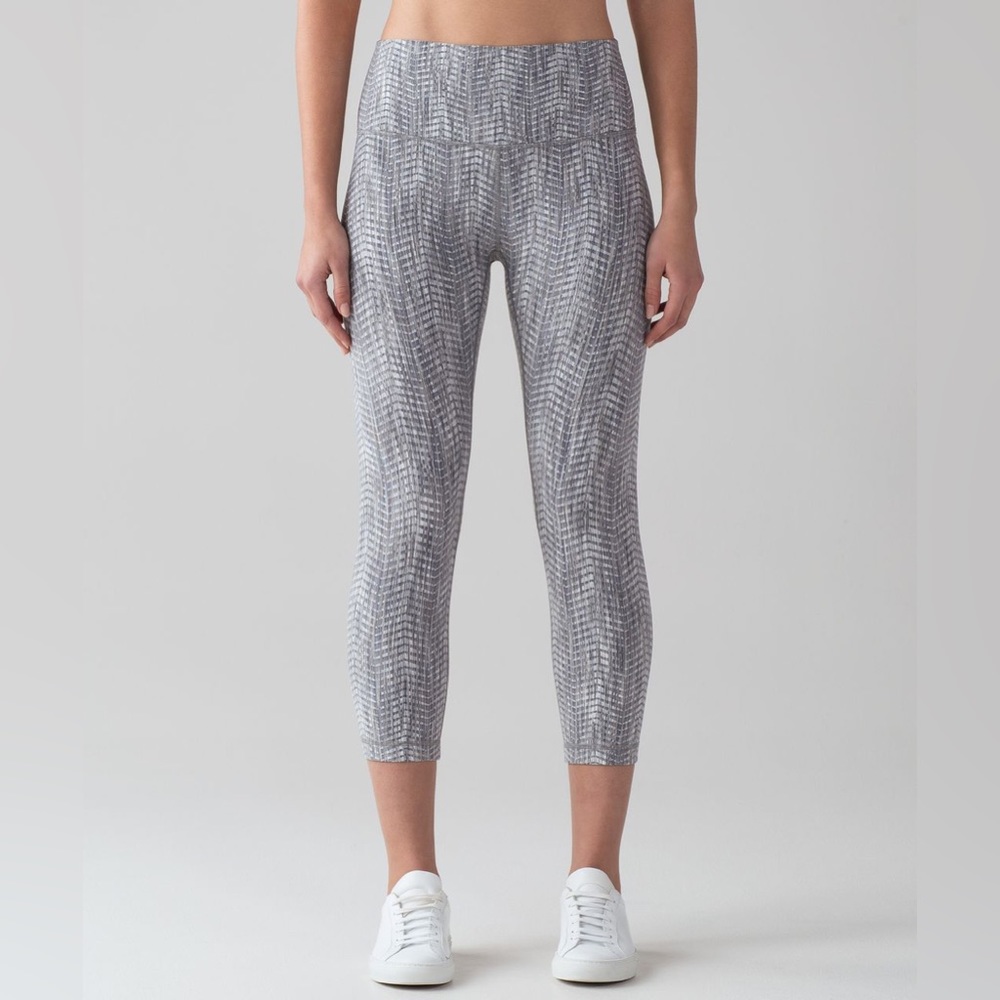 Lululemon wunder under III crop 21” inseam Size 4 silver spoon gray